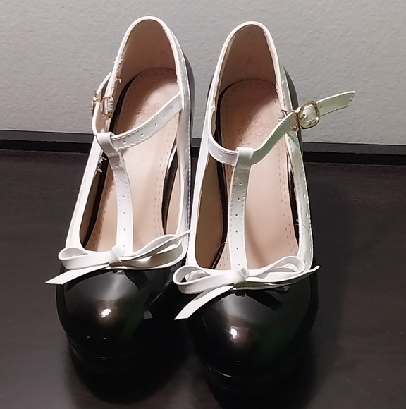 Black and White patent T-strap heels - Picture 3 of 4